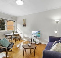 Comfy one-bedroom unit between city and airport - Accommodation Gold Coast