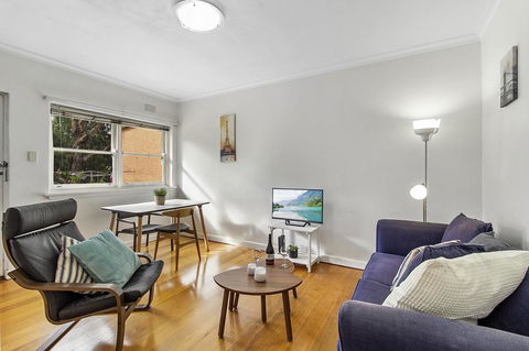Comfy One-bedroom Unit Between City And Airport - Accommodation Gold Coast 0