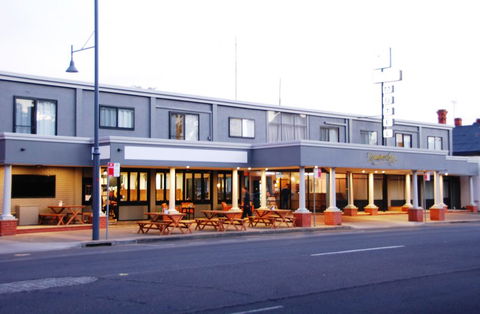 Commodore Motor Inn - Accommodation Gold Coast 0