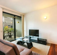 Contemporary 1 Bedroom Teneriffe Apartment with Pool and Gym - Accommodation Gold Coast