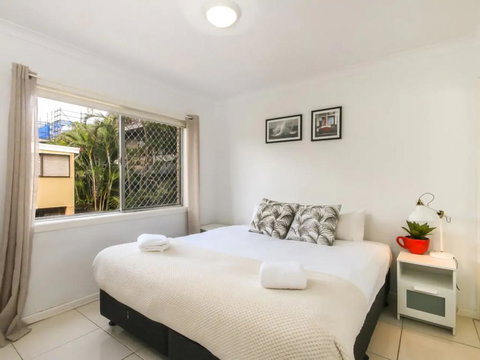 Contemporary 2 Bedroom Beachfront Apartment - Accommodation Gold Coast 2