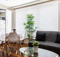 Contemporary Light Filled Boutique 2B Chapel St Apt  Parking - Gold Coast 4U