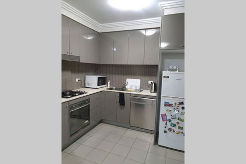 Convenient One Bedroom Apartment Close To City - Gold Coast 4U 2