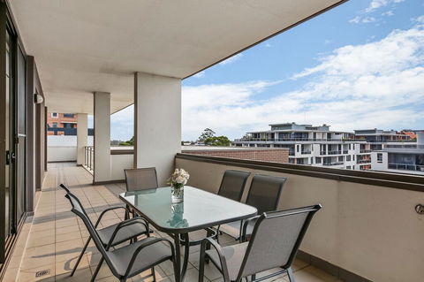 Cosy 3BR Penthouse Close To Westfield And Train - Gold Coast 4U 2