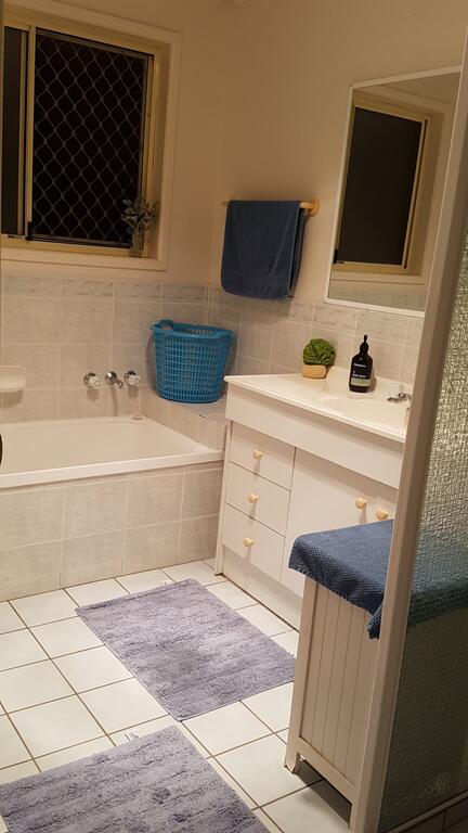 Cosy Quiet Bedroom Ferny Grove - Gold Coast 4U 3