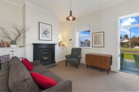 Cottage On James Circa:1855 - Modern Historic - Gold Coast 4U 1