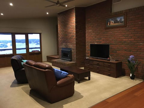 Country Farm House Close To Ballarat - Accommodation Gold Coast 3