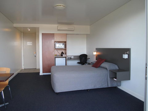 Country Roads Motor Inn Dysart - Accommodation Gold Coast 0
