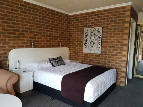 Cousins Motor Inn - 1 Gold Coast 2
