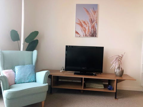 Cozy & Convenient 1Bdr Aparment + FREE Parking - Accommodation Gold Coast 2