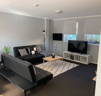 Cozy 3BR Townhouse in Liverpool CBD with parking - Gold Coast 4U