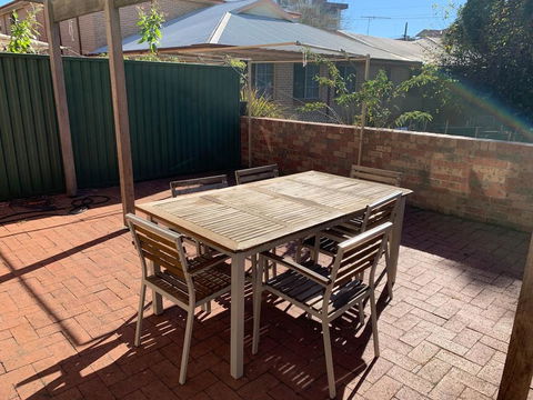 Cozy 3BR Townhouse In Liverpool CBD With Parking - Gold Coast 4U 2