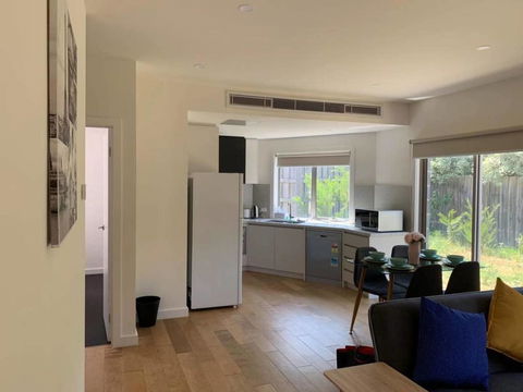 Cozy Ensuite Master Bedroom In Bentleigh East - Gold Coast 4U 2
