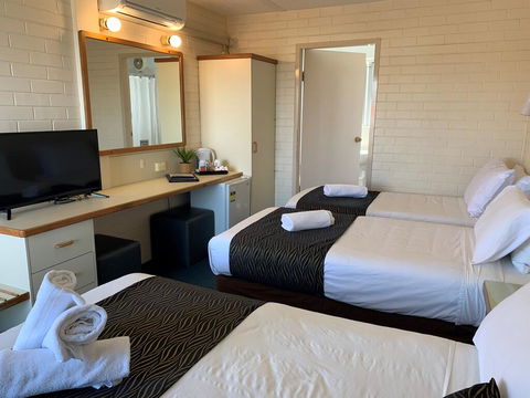 Crest Motor Inn - Accommodation Gold Coast 3
