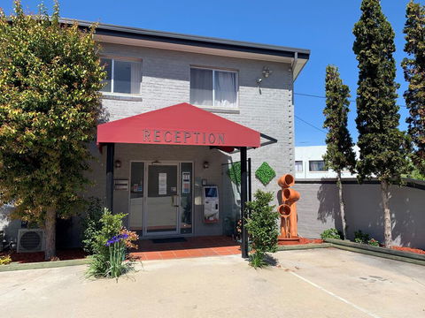 Crest Motor Inn - Accommodation Gold Coast 0