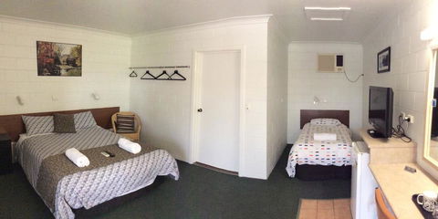 Cross Roads Motel - 1 Gold Coast 1