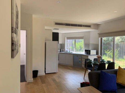 Delightful Bedroom In Bentleigh East - Gold Coast 4U 1