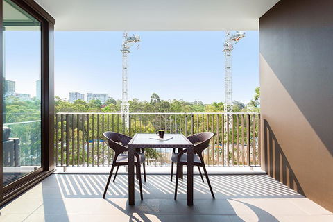 Designer Apartment With Balcony In Quiet Suburb - Gold Coast 4U 3