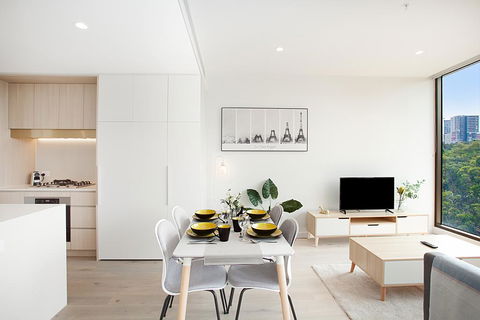 Designer Apartment With Balcony In Quiet Suburb - Gold Coast 4U 2