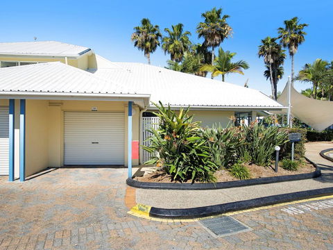 Diamond Beach 3 Bedroom Poolside Apartment - Gold Coast 4U 2