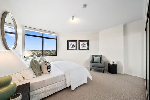 East Mirvac Building With Convenient Living - Gold Coast 4U 1
