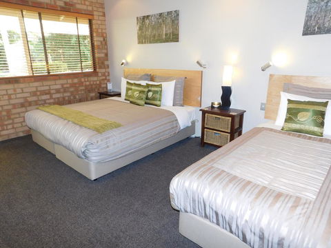 Edge Of The Forest Motel And Cottage - Gold Coast 4U 3