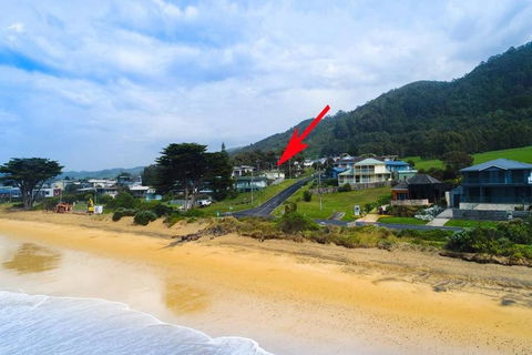 EIGHTY STEPS - Walk To The Ocean Edge - Accommodation Gold Coast 3