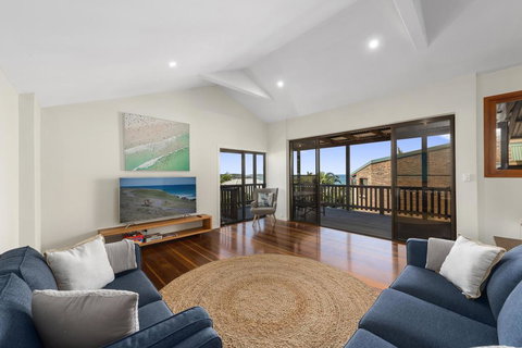 Emerald Seas Beach House - Accommodation Gold Coast 0
