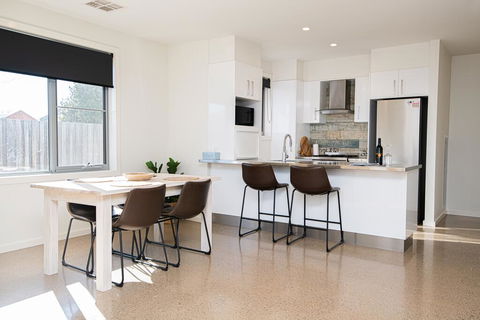 Endsleigh II - Cosy 2 Bedroom Villa, Free Wifi, Near CBD - Accommodation Gold Coast 0