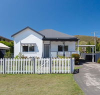 Escape to the Cottage 68 Tomaree Rd pet friendly and boat parking and WIFI - Gold Coast 4U
