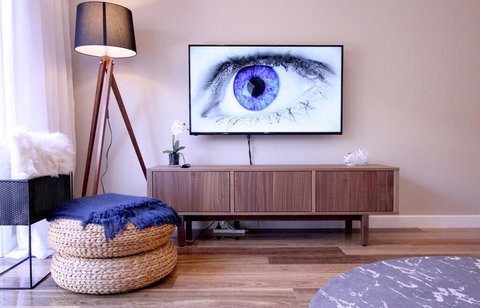 EVOLVE Near Adelaide CBD - Netflix / Wine / Lock Up Garage! - Accommodation Gold Coast 1