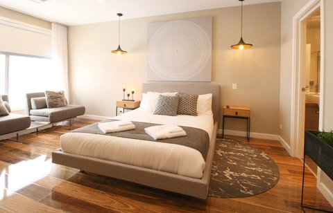 EVOLVE Near Adelaide CBD - Netflix / Wine / Lock Up Garage! - Accommodation Gold Coast 0