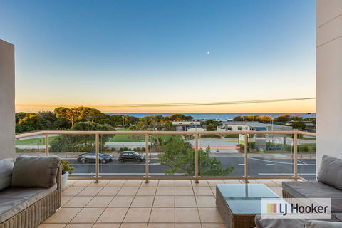 EXCLUSIVE OCEAN VIEW PENTHOUSE ON MARINE PARADE - Accommodation Gold Coast 3
