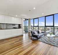 Executive City-centre Apartment with Parking - Gold Coast 4U