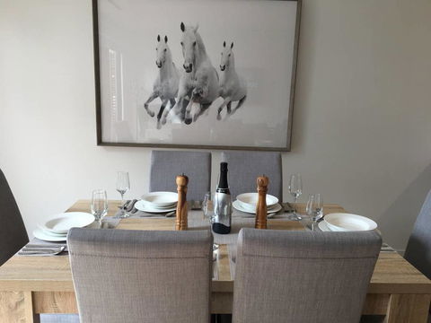 Executive Mansion, Spring Racing, Melbourne Cup - Gold Coast 4U 1