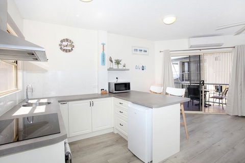 FABULOUS BEACHFRONT POSITION - Accommodation Gold Coast 3