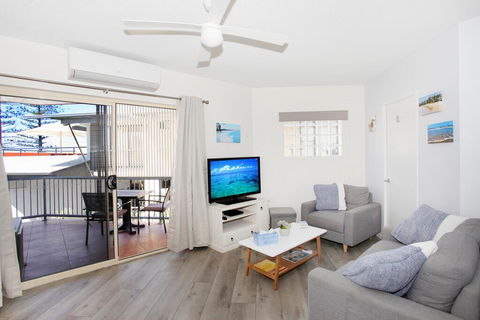 FABULOUS BEACHFRONT POSITION - Accommodation Gold Coast 2