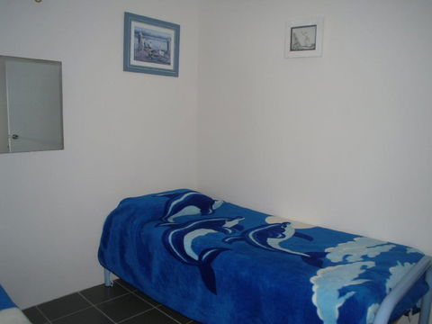 Fabulous Location - Ground Floor Waterfront Unit! Clearview Apartments - Accommodation Gold Coast 1