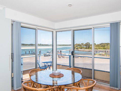 Fairholme 8, Perfect Lakefront Position - Gold Coast 4U 3