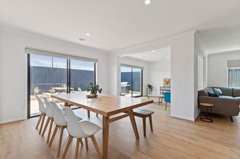 Family Holiday Paradise - New Modern Beach House - Accommodation Gold Coast 3