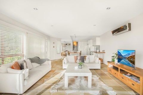 Family House With BBQ Deck, Water View And Parking - 1 Gold Coast 0