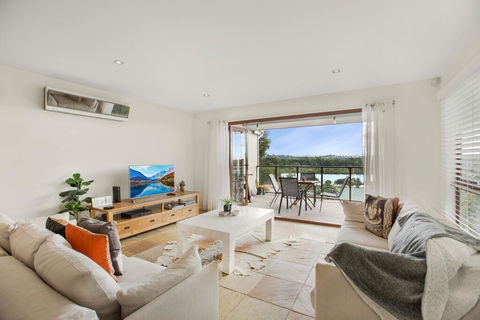 Family House With BBQ Deck, Water View And Parking - 1 Gold Coast 1
