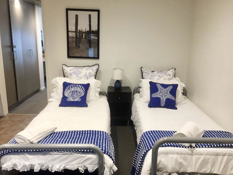 FAMILY ISLAND GETAWAY - BEACHFRONT APARTMENT - Accommodation Gold Coast 2