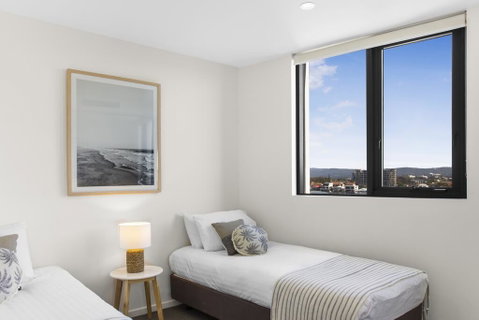 Family Unit With Parking, Balcony, Pool Near Beach - Accommodation Gold Coast 2