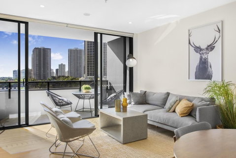 Family Unit With Parking, Balcony, Pool Near Beach - Accommodation Gold Coast 3