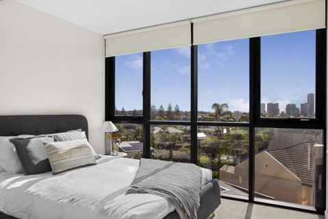 Family Unit With Parking, Balcony, Pool Near Beach - Accommodation Gold Coast 1