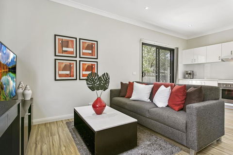 Family-friendly Hideaway In Quiet Suburb - Accommodation Gold Coast 0