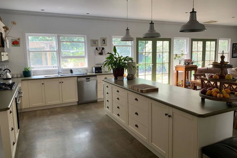 Farm House At The Gateway To The King Valley - Accommodation Gold Coast 3