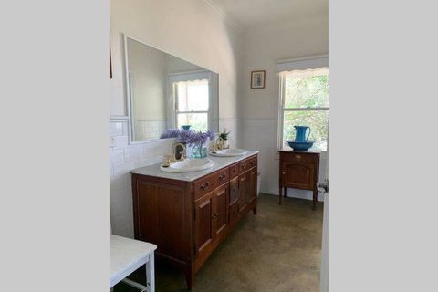 Farm House At The Gateway To The King Valley - Accommodation Gold Coast 1