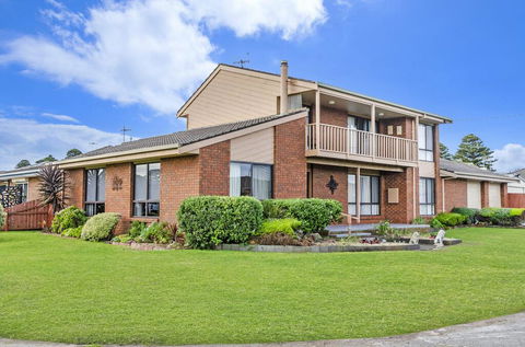 Fauxs Den - Accommodation Gold Coast 0